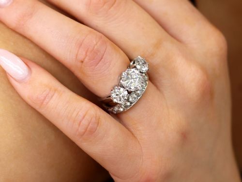 fig 2. A platinum trilogy ring featuring three round brilliant cut diamonds set in individual multi-claw settings along a polished platinum band.
