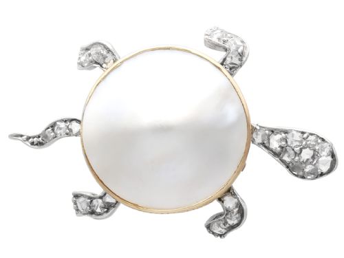 ANTIQUE MOTHER OF PEARL 065CT DIAMOND AND PERIDOT 12CT YELLOW GOLD TURTLE BROOCH CIRCA 1880