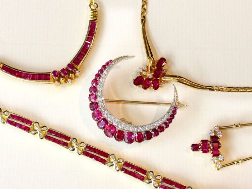 ANTIQUE 486CT THAI RUBY 088CT DIAMOND 9CT YELLOW GOLD CRESCENT BROOCH CIRCA 1890 - ADDITIONAL PHOTO 3