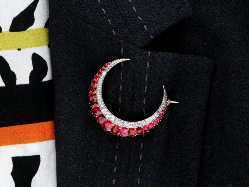 ANTIQUE 486CT THAI RUBY 088CT DIAMOND 9CT YELLOW GOLD CRESCENT BROOCH CIRCA 1890 - ADDITIONAL PHOTO 10