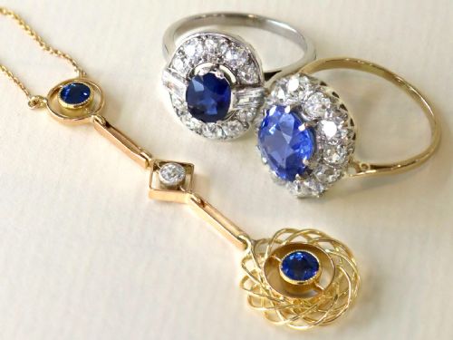 fig 3. An antique Art Deco ring featuring a cushion-cut blue sapphire central stone surrounded by a cluster halo of round diamonds set on a yellow gold band.