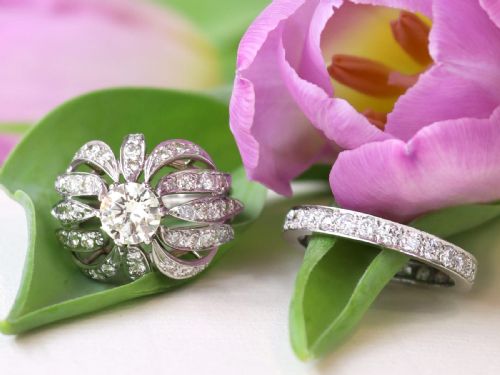 fig 2. An Art Deco diamond and platinum full eternity band featuring continuous round-cut diamonds set around the entire circumference.