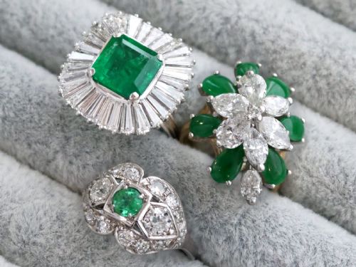 fig 2. A 1950s platinum ballerina ring featuring a central rectangular emerald surrounded by a radiating fan of channel-set baguette cut diamonds.