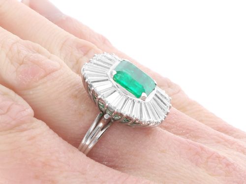 fig 7. A 1950s platinum ballerina ring featuring a central rectangular emerald surrounded by a radiating fan of channel-set baguette cut diamonds.
