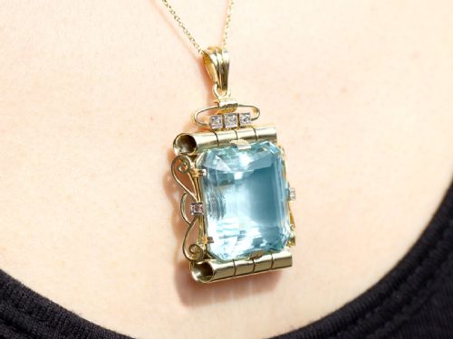 VINTAGE 3220CT AQUAMARINE 010CT DIAMOND AND 14CT YELLOW GOLD PENDANT BY C'EST LAUDIER CIRCA 1940 - ADDITIONAL PHOTO 9