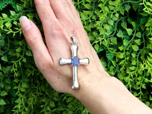 VINTAGE 290CT SAPPHIRE AND PLATINUM CROSS PENDANT CIRCA 1950 - ADDITIONAL PHOTO 1