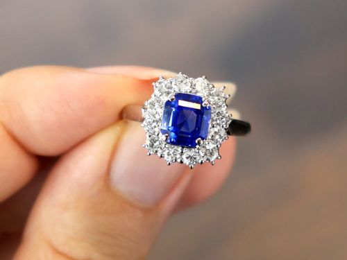 fig 2. A vintage platinum dress ring featuring a cushion-cut blue Ceylon sapphire surrounded by a cluster of round brilliant-cut diamonds.