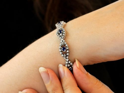 VINTAGE 230CT SAPPHIRE AND 550CT DIAMOND 18CT WHITE GOLD BRACELET 1967 - ADDITIONAL PHOTO 4