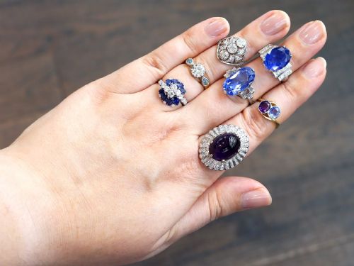 fig 4. An Edwardian 18ct yellow gold twist ring set with a cushion cut blue sapphire and pink sapphire in platinum settings.
