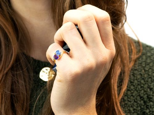 fig 5. An Edwardian 18ct yellow gold twist ring set with a cushion cut blue sapphire and pink sapphire in platinum settings.