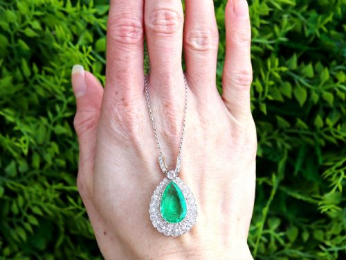fig 1. A pear-shaped green emerald surrounded by a halo of old-cut diamonds suspended from a diamond-set bale and fine chain.