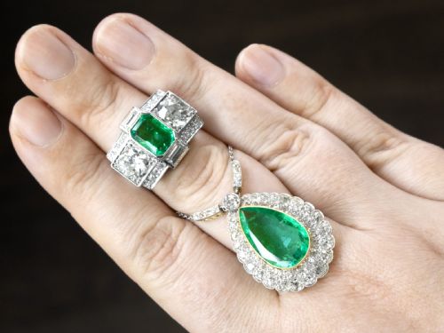 fig 2. A pear-shaped green emerald surrounded by a halo of old-cut diamonds suspended from a diamond-set bale and fine chain.