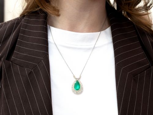 fig 5. A pear-shaped green emerald surrounded by a halo of old-cut diamonds suspended from a diamond-set bale and fine chain.