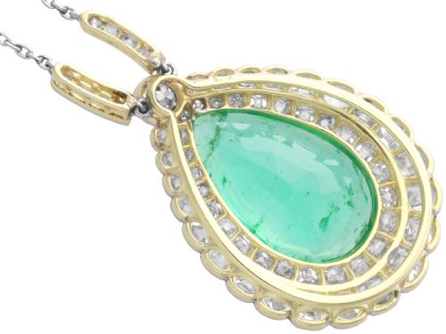 fig 8. A pear-shaped green emerald surrounded by a halo of old-cut diamonds suspended from a diamond-set bale and fine chain.