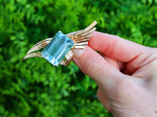 fig 1. A large emerald-cut blue aquamarine set within a sweeping, ribbed 18ct yellow gold mount.