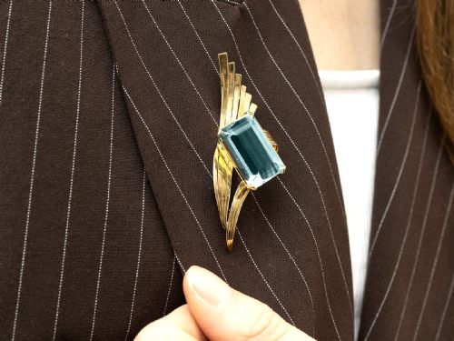 fig 2. A large emerald-cut blue aquamarine set within a sweeping, ribbed 18ct yellow gold mount.