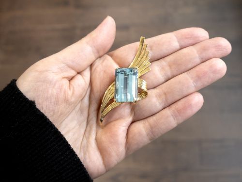 fig 4. A large emerald-cut blue aquamarine set within a sweeping, ribbed 18ct yellow gold mount.
