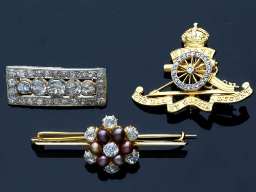 fig 5. An antique 15ct yellow gold bar brooch featuring a central floral cluster set with dark pearls and old-cut diamonds.