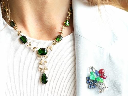 fig 4. A late Victorian 14ct yellow gold necklace featuring emerald-cut green tourmalines connected by seed pearl foliate links and terminating in a pear-cut green tourmaline drop pendant.