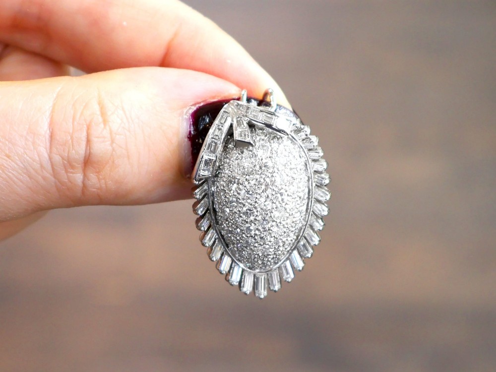 A 1950s vintage white gold organic pendant set with brilliant-cut diamonds and bordered by baguette-cut diamonds. View IV