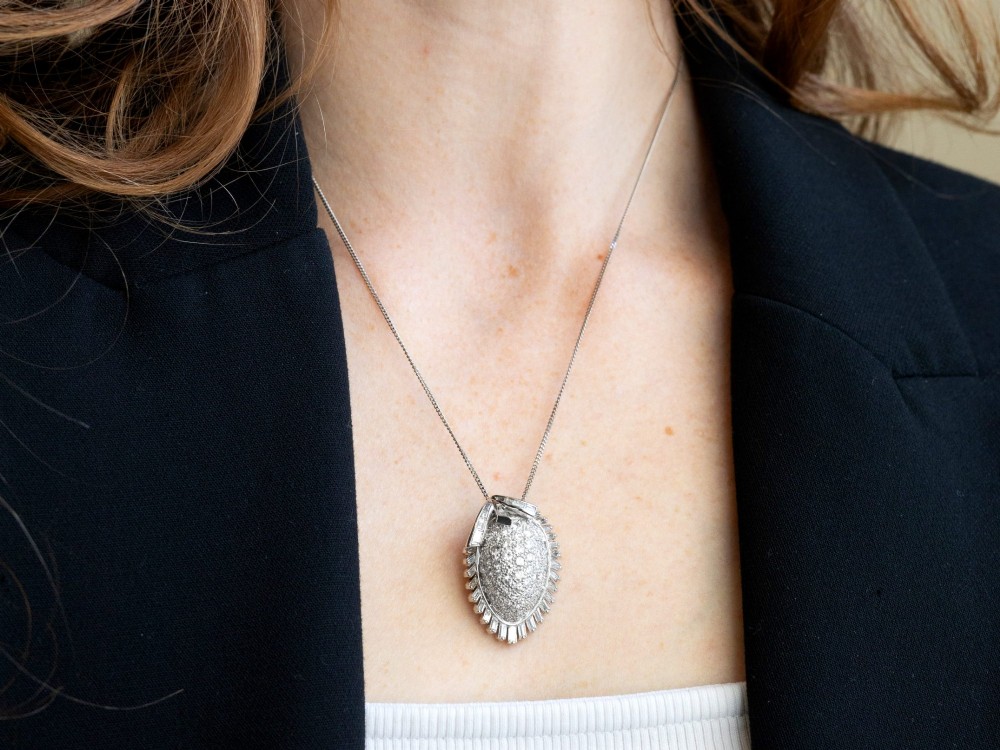 A 1950s vintage white gold organic pendant set with brilliant-cut diamonds and bordered by baguette-cut diamonds. View XII