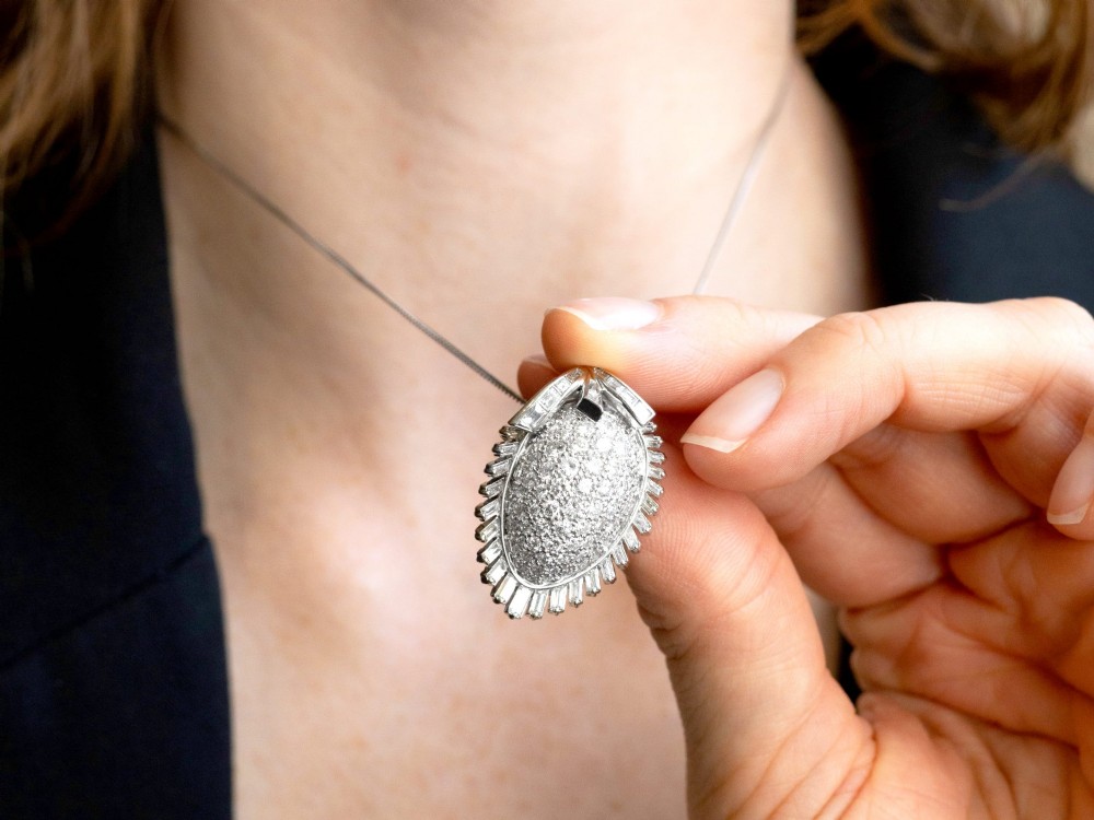 A 1950s vintage white gold organic pendant set with brilliant-cut diamonds and bordered by baguette-cut diamonds. View XIII