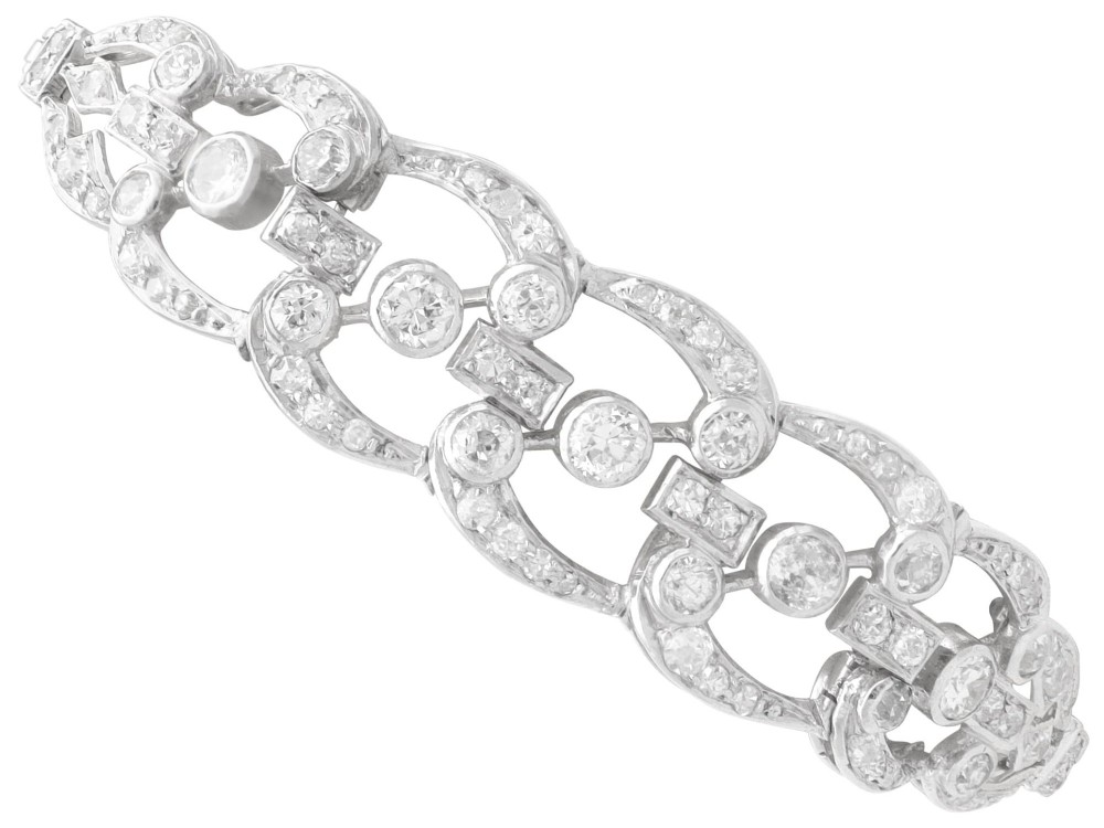 An Art Deco platinum bracelet featuring openwork geometric links set with round brilliant diamonds.