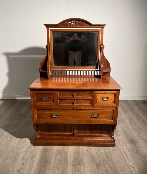 20th century edwardian dressing table in walnut - CATEGORY: ANTIQUE DRESSING TABLES - DATED EDWARDIAN