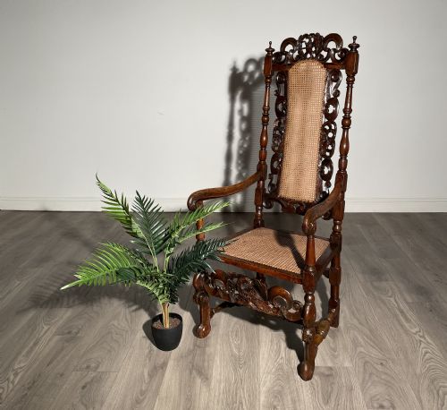 antique 17th century armchair in oak - CATEGORY: ANTIQUE CHAIRS - DATED 17TH CENTURY