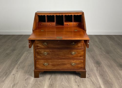 ANTIQUE GEORGIAN STYLE BUREAU OF SMALL PROPORTION IN WALNUT - ADDITIONAL PHOTO 1