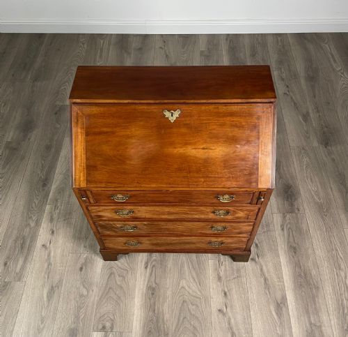 ANTIQUE GEORGIAN STYLE BUREAU OF SMALL PROPORTION IN WALNUT - ADDITIONAL PHOTO 4