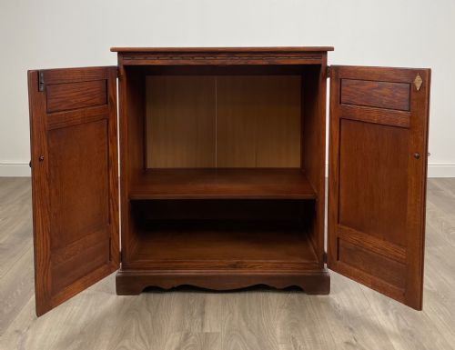 ANTIQUE 20TH CENTURY OLD CHARM CUPBOARD IN OAK - ADDITIONAL PHOTO 1