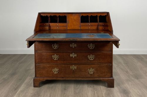 ANTIQUE 18TH CENTURY BUREAU IN OAK - ADDITIONAL PHOTO 1