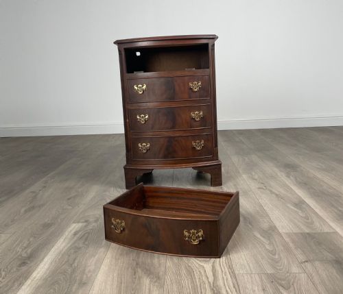 ANTIQUE 20TH CENTURY SMALL BOW FRONT CHEST OF DRAWERS IN MAHOGANY - ADDITIONAL PHOTO 1