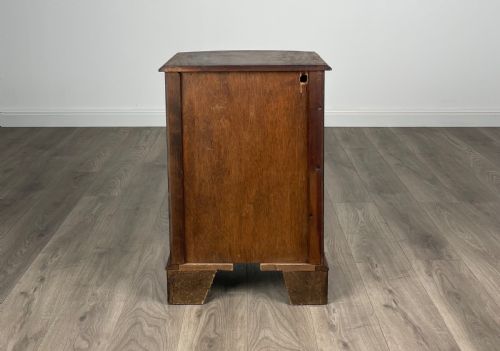 ANTIQUE 20TH CENTURY SMALL BOW FRONT CHEST OF DRAWERS IN MAHOGANY - ADDITIONAL PHOTO 4