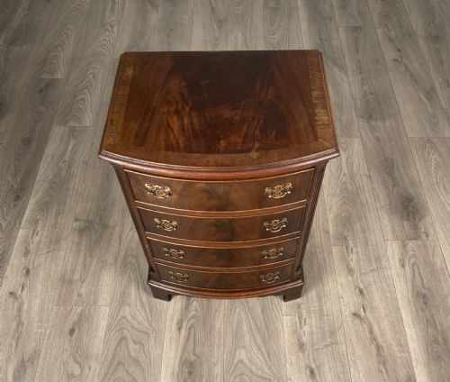 ANTIQUE 20TH CENTURY SMALL BOW FRONT CHEST OF DRAWERS IN MAHOGANY - ADDITIONAL PHOTO 6