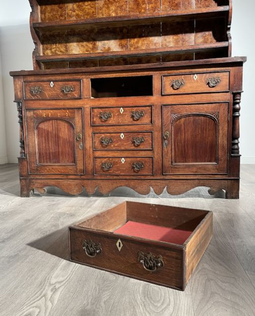 ANTIQUE 18TH CENTURY WELSH DRESSER IN OAK - ADDITIONAL PHOTO 2