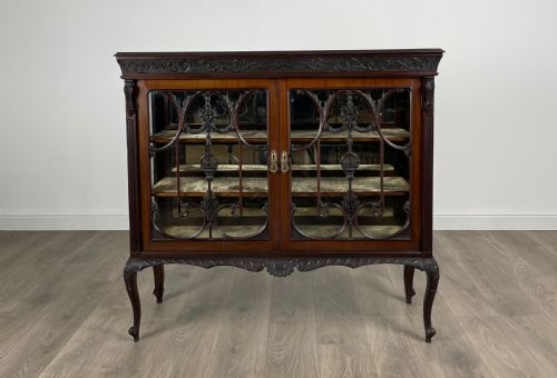 antique 19th century display cabinet in mahogany - CATEGORY: ANTIQUE CABINETS - DATED VICTORIAN
