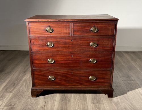 antique 18th century chest of drawers in mahogany - CATEGORY: ANTIQUE CHEST OF DRAWERS - DATED GEORGIAN