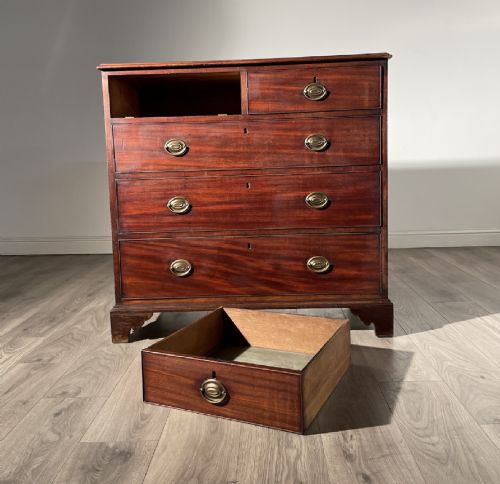 ANTIQUE 18TH CENTURY CHEST OF DRAWERS IN MAHOGANY - ADDITIONAL PHOTO 2