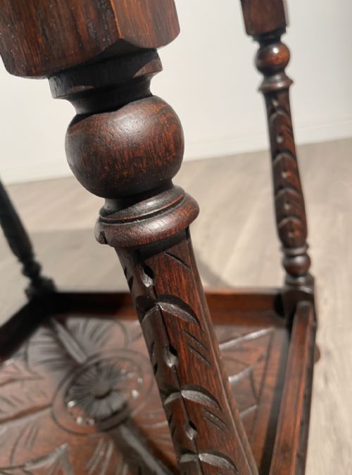 ANTIQUE 20TH CENTURY CARVED SIDE TABLE IN OAK - ADDITIONAL PHOTO 4