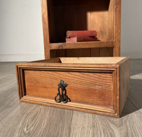 GOOD LOOKING VINTAGE PINE BOOKCASE - ADDITIONAL PHOTO 3