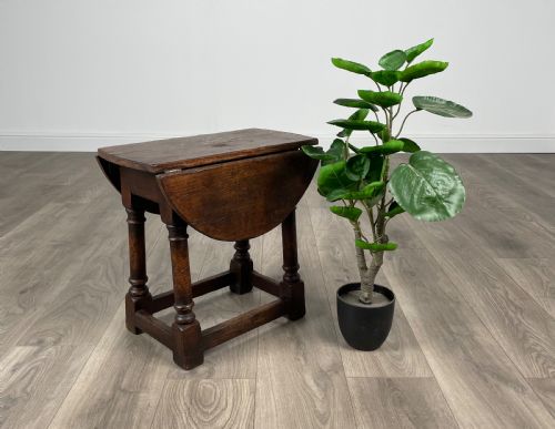 antique 18th century side table of small proportion in oak - CATEGORY: ANTIQUE TABLES - DATED GEORGIAN