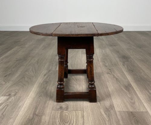 ANTIQUE 18TH CENTURY SIDE TABLE OF SMALL PROPORTION IN OAK - ADDITIONAL PHOTO 2