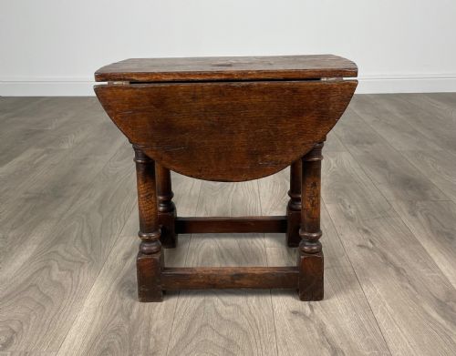 ANTIQUE 18TH CENTURY SIDE TABLE OF SMALL PROPORTION IN OAK - ADDITIONAL PHOTO 3