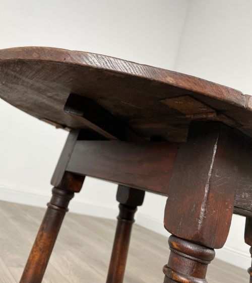 ANTIQUE 18TH CENTURY SIDE TABLE OF SMALL PROPORTION IN OAK - ADDITIONAL PHOTO 4