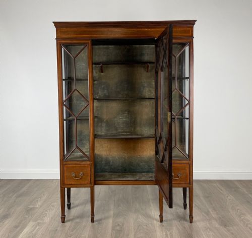 ANTIQUE 19TH CENTURY INLAID DISPLAY CABINET IN MAHOGANY - ADDITIONAL PHOTO 1