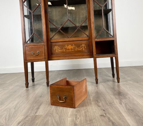 ANTIQUE 19TH CENTURY INLAID DISPLAY CABINET IN MAHOGANY - ADDITIONAL PHOTO 10