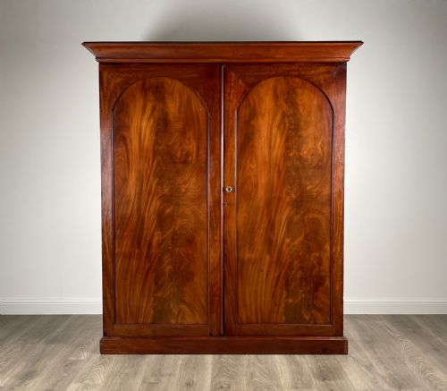 antique 18th century wardrobe in mahogany - CATEGORY: ANTIQUE WARDROBES - DATED 18TH CENTURY
