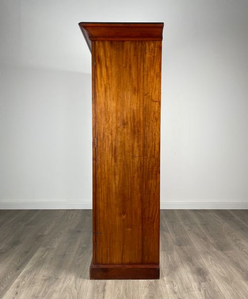 ANTIQUE 18TH CENTURY WARDROBE IN MAHOGANY - ADDITIONAL PHOTO 3